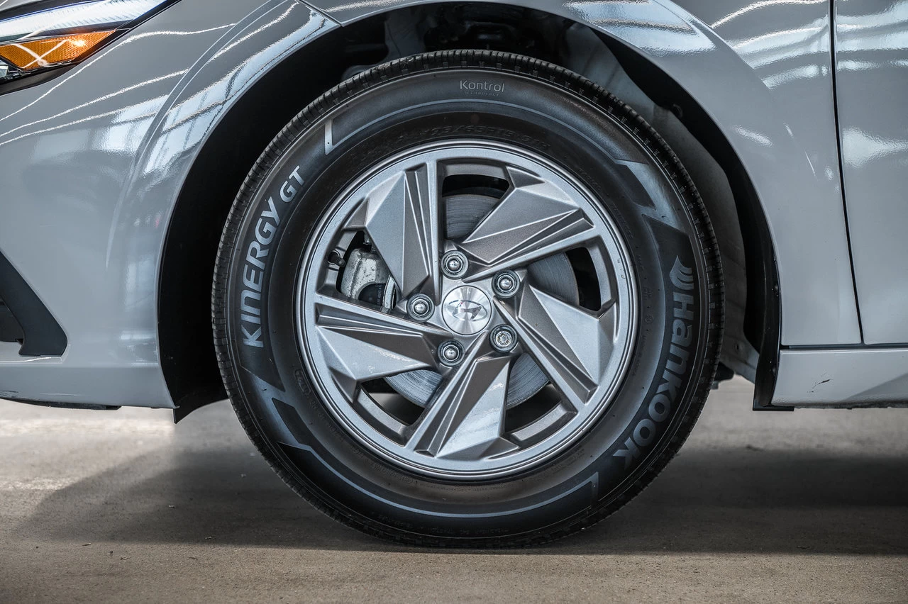 2024 Hyundai Elantra Essential Main Image