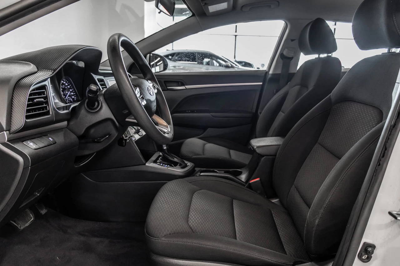 2020 Hyundai Elantra Essential Main Image