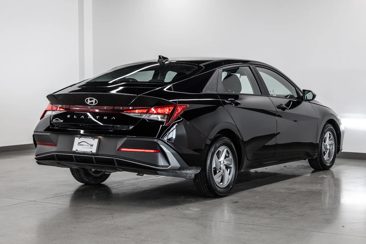 2024 Hyundai Elantra Essential Main Image