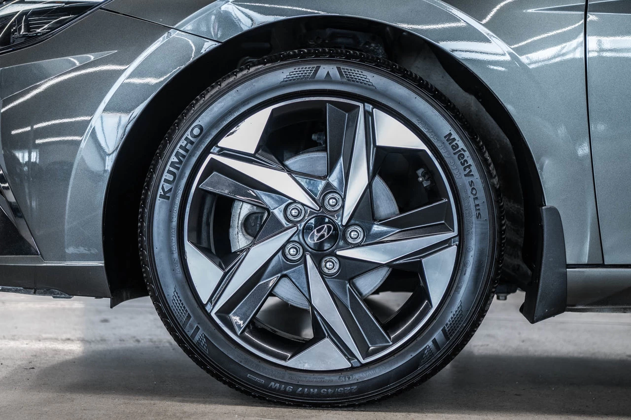 2023 Hyundai Elantra Luxury Main Image