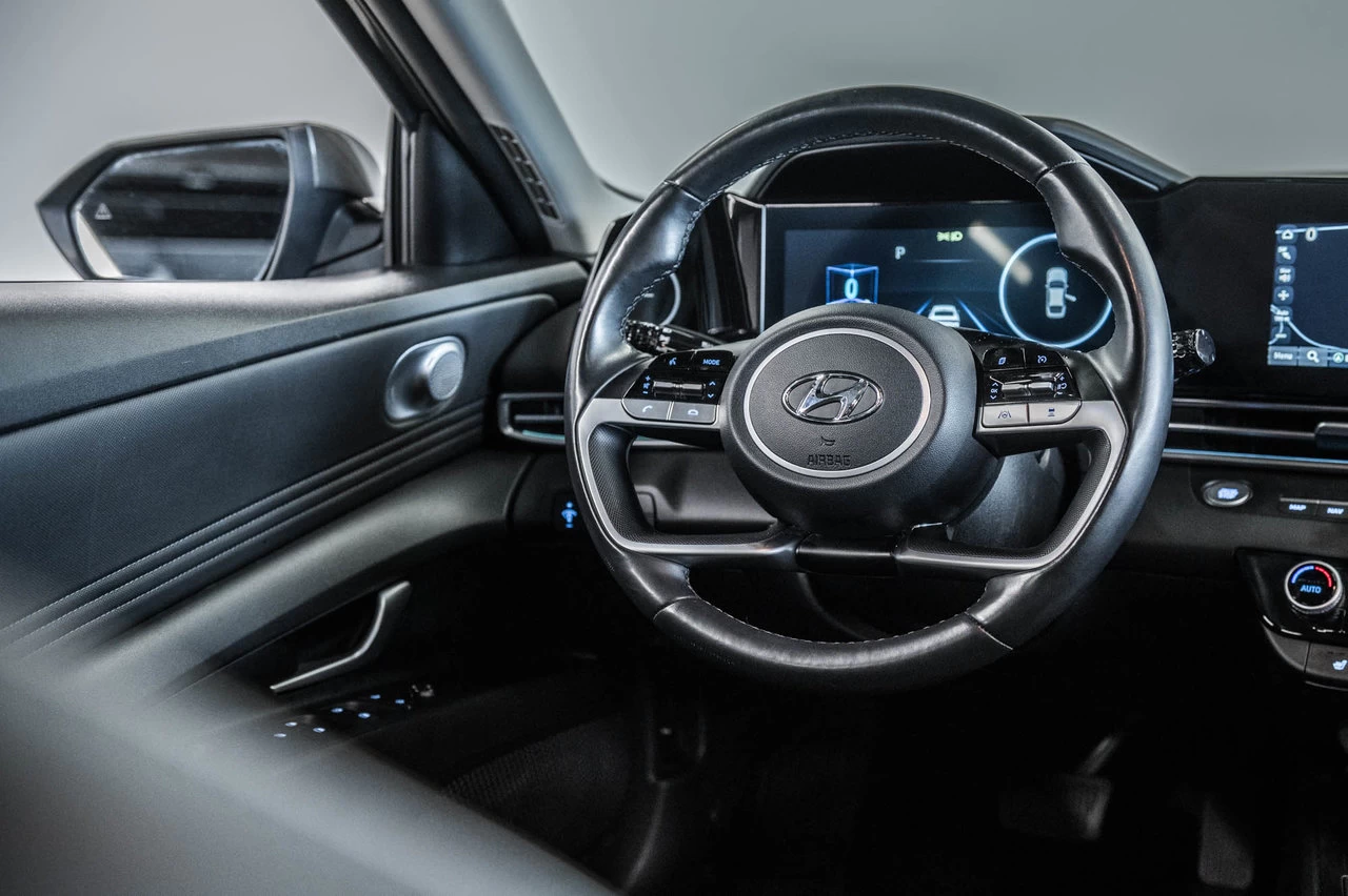 2023 Hyundai Elantra Luxury Main Image