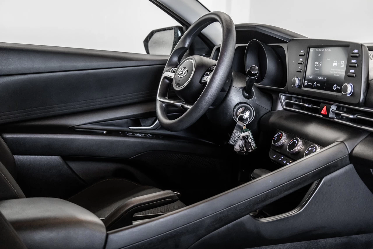 2023 Hyundai Elantra Essential Main Image