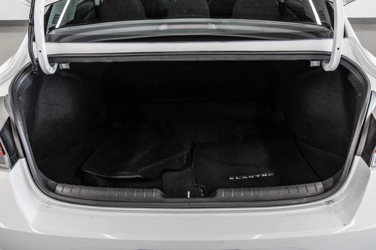 2022 Hyundai Elantra Preferred Main Image