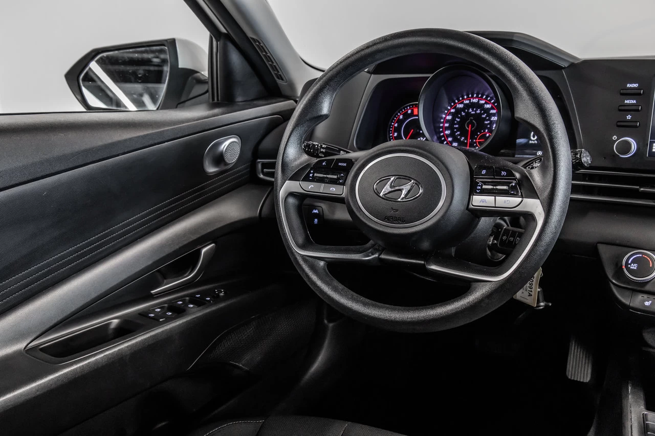 2022 Hyundai Elantra Essential Main Image