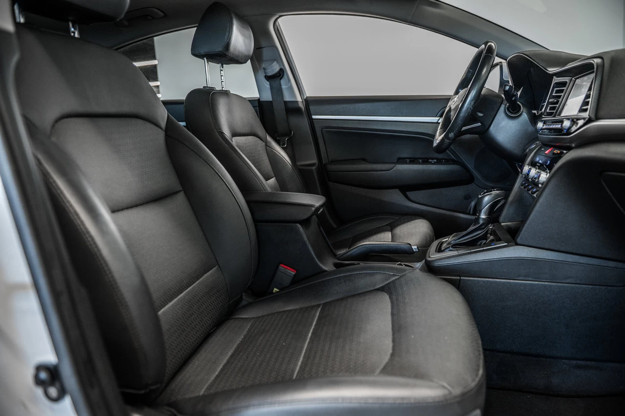 2020 Hyundai Elantra Luxury Main Image