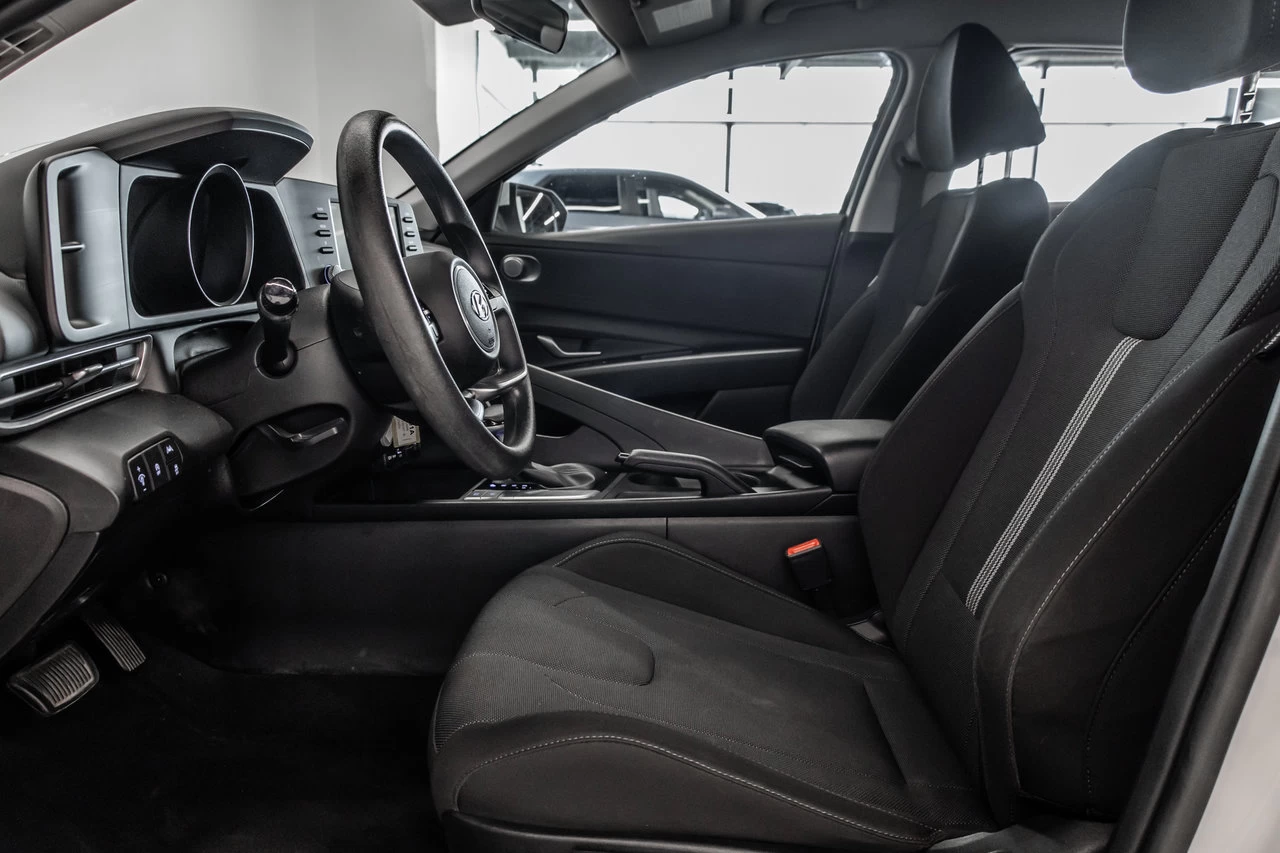 2022 Hyundai Elantra Essential Main Image