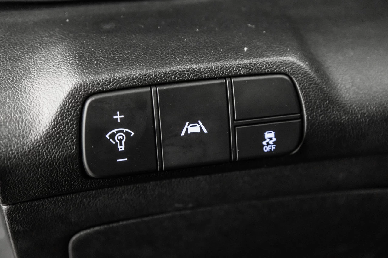 2023 Hyundai Elantra Preferred Main Image
