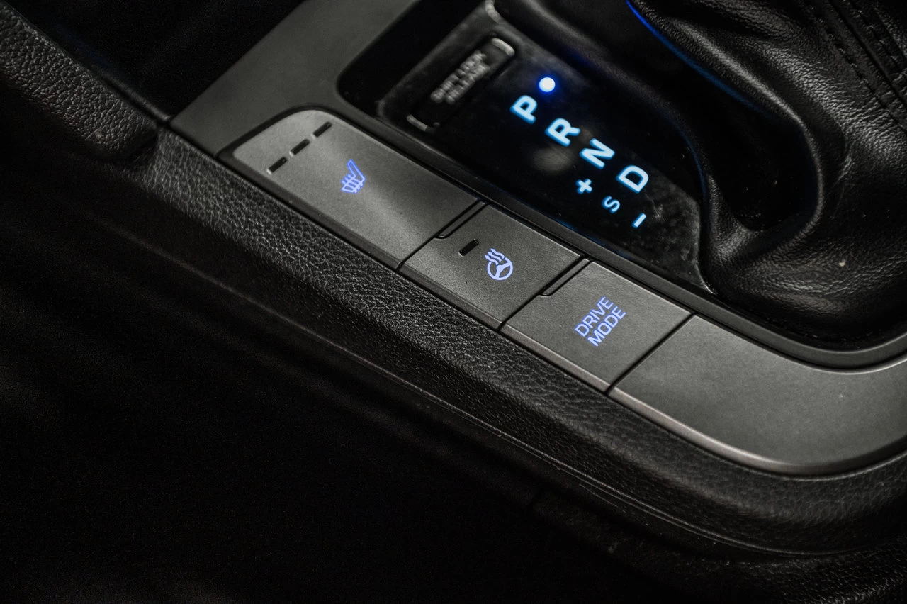 2020 Hyundai Elantra Luxury Main Image