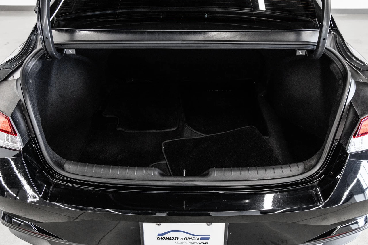 2023 Hyundai Elantra Preferred Main Image
