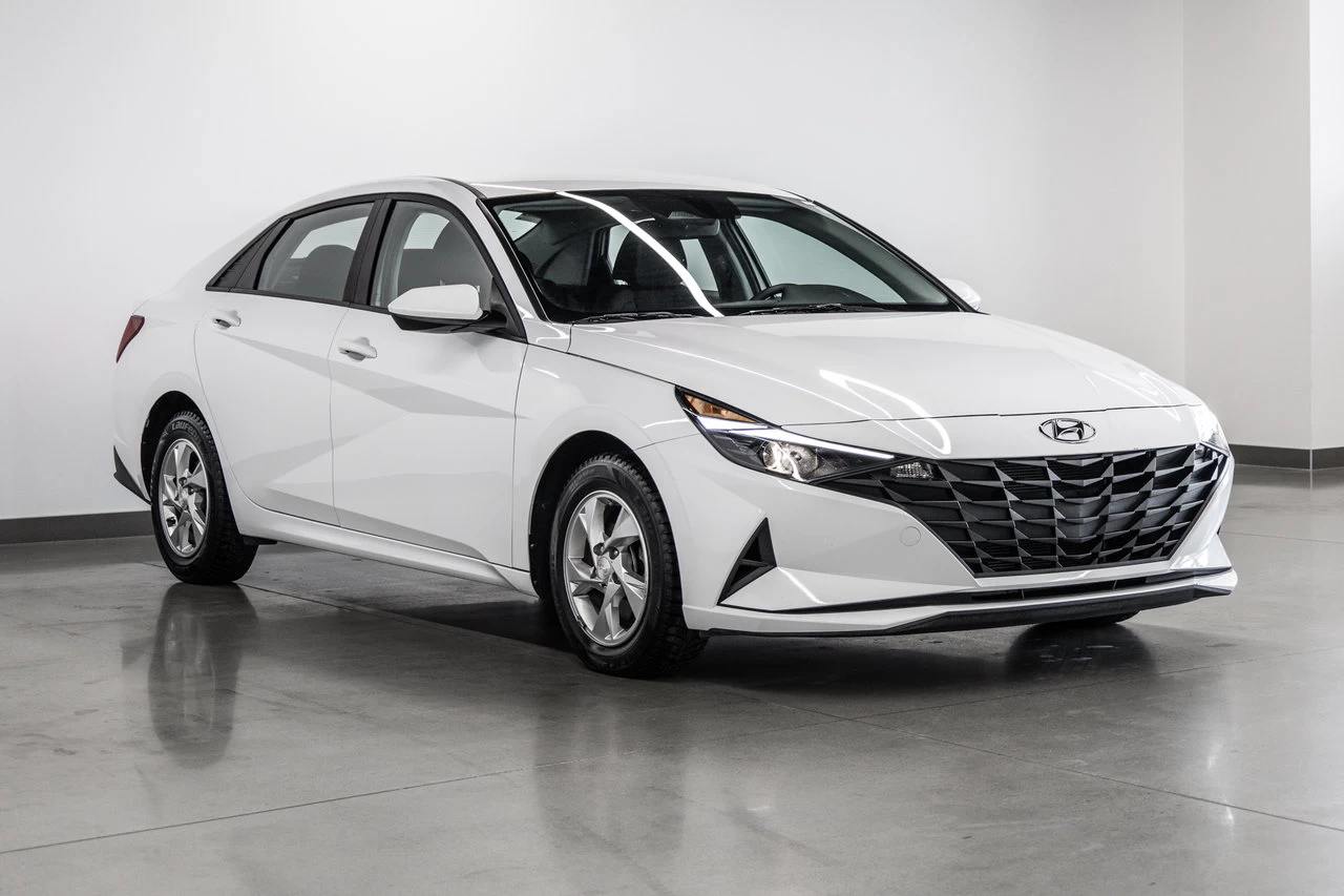 2022 Hyundai Elantra Essential Main Image