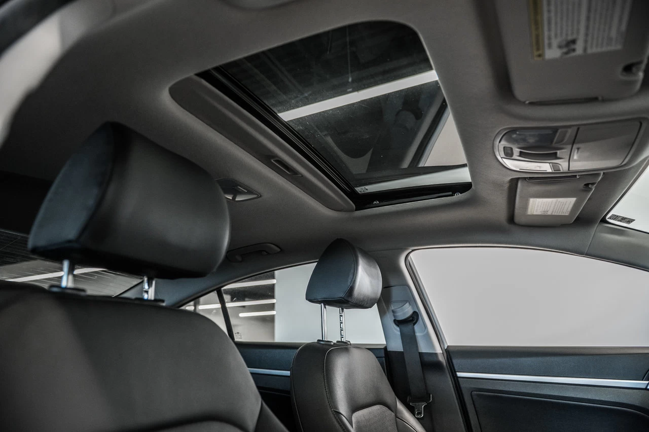 2020 Hyundai Elantra Luxury Main Image
