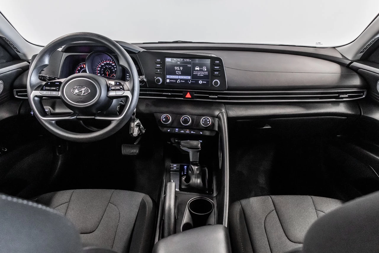 2023 Hyundai Elantra Essential Main Image