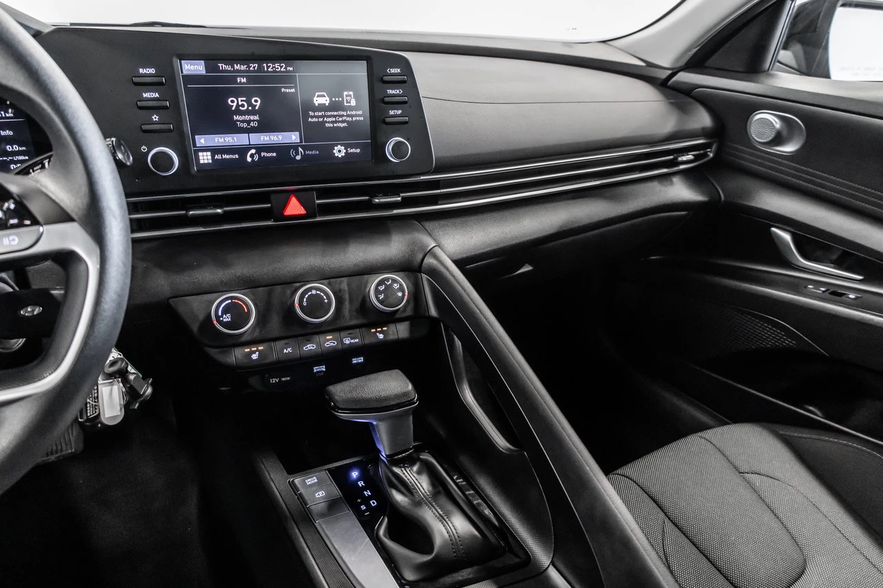 2023 Hyundai Elantra Essential Main Image