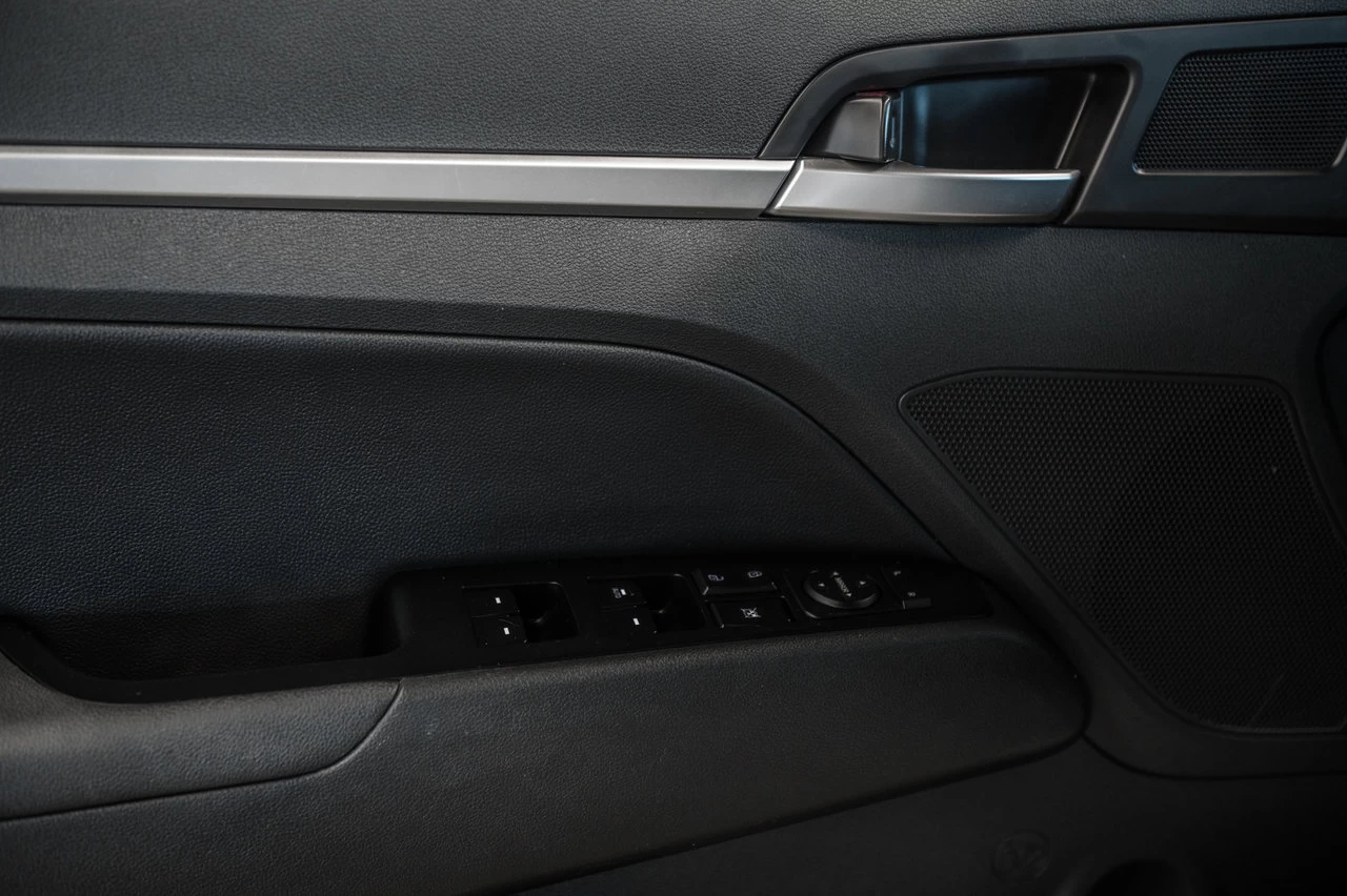 2020 Hyundai Elantra Luxury Main Image