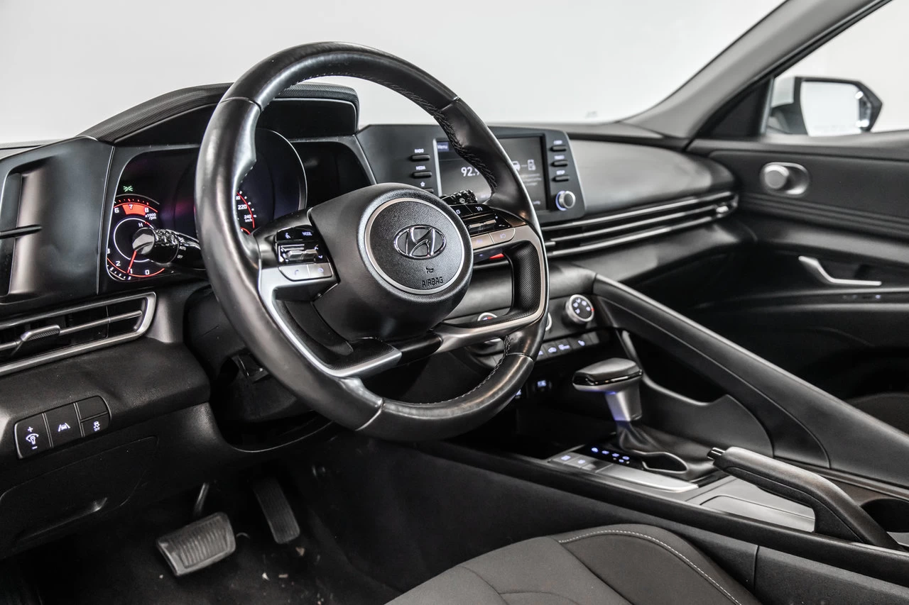 2022 Hyundai Elantra Preferred Main Image