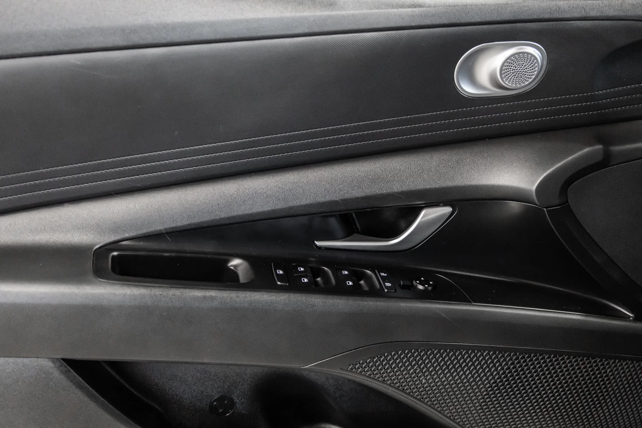 2023 Hyundai Elantra Essential Main Image