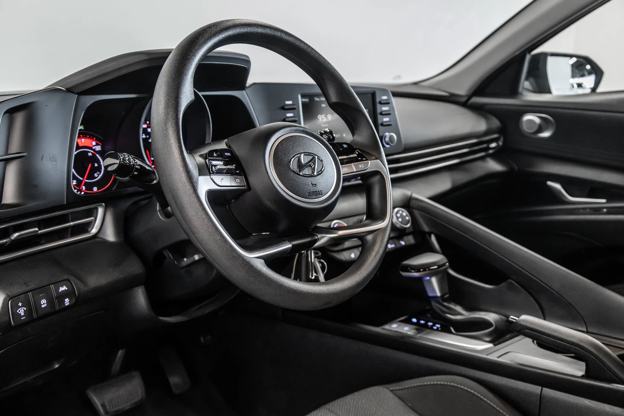 2023 Hyundai Elantra Essential Main Image