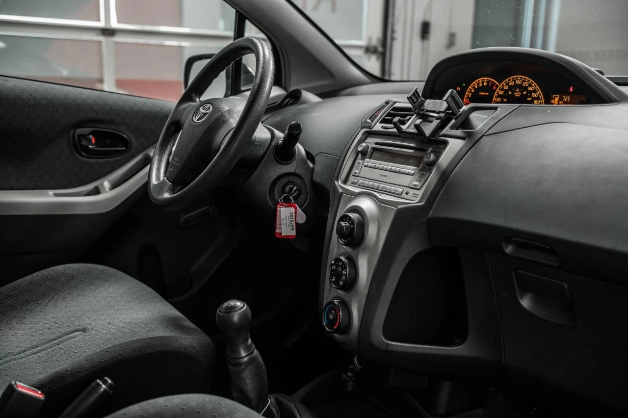 2009 Toyota Yaris Manuelle de base AUBAINE!!! Main Image