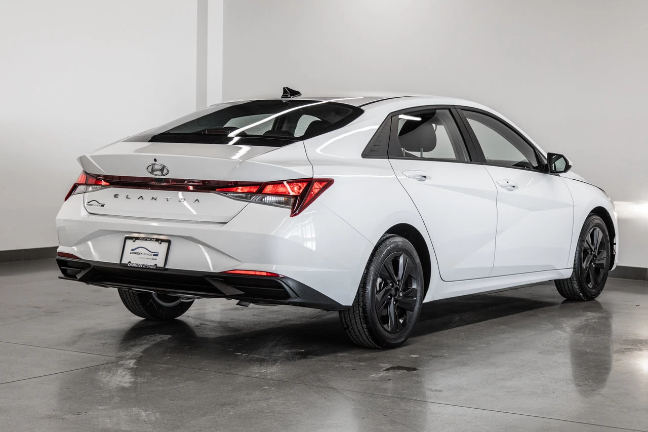 2022 Hyundai Elantra Preferred Main Image