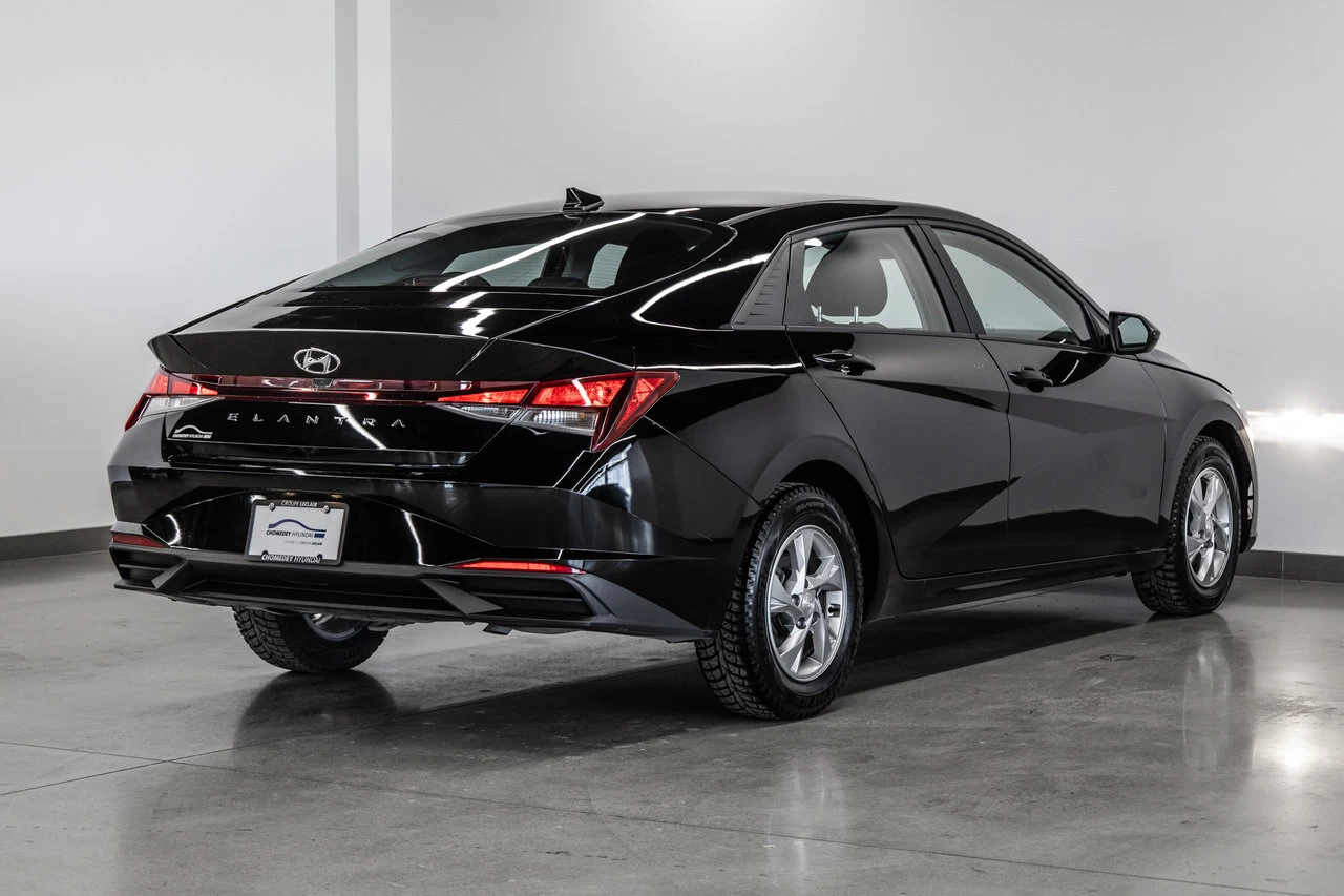 2023 Hyundai Elantra Essential Main Image