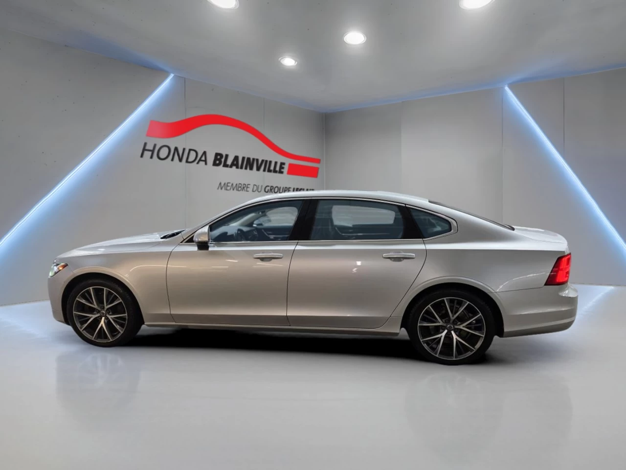 2018 Volvo S90 T6 AWD Momentum Image principale