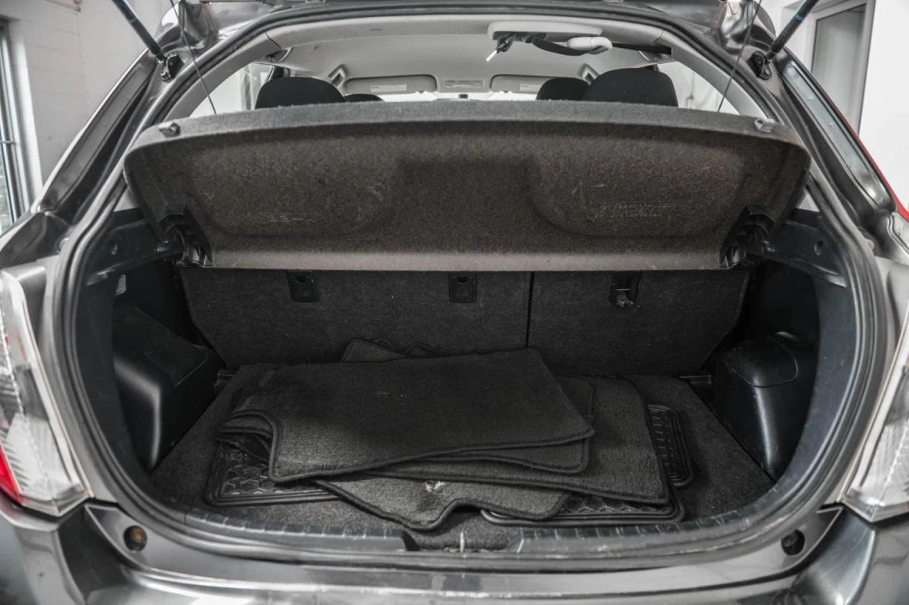 2012 Toyota Yaris Manuelle Hatchback AUBAINE! Image principale