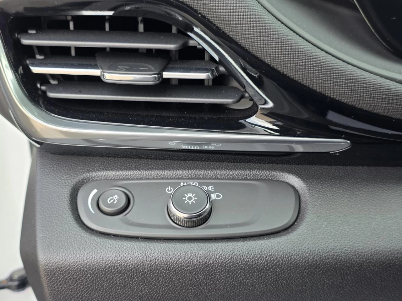 2024 Buick Envista FWD 4dr Sport Touring Main Image