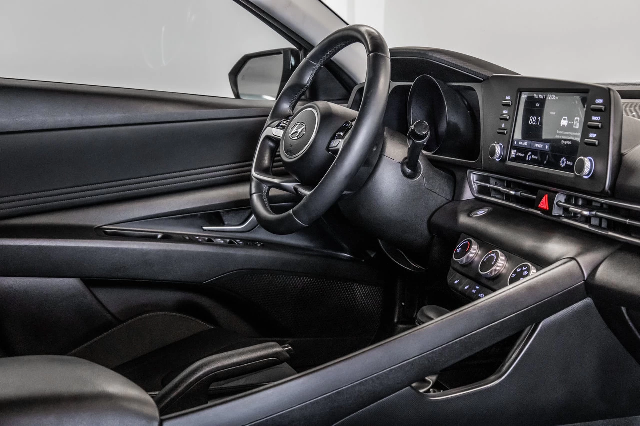 2023 Hyundai Elantra Preferred Main Image