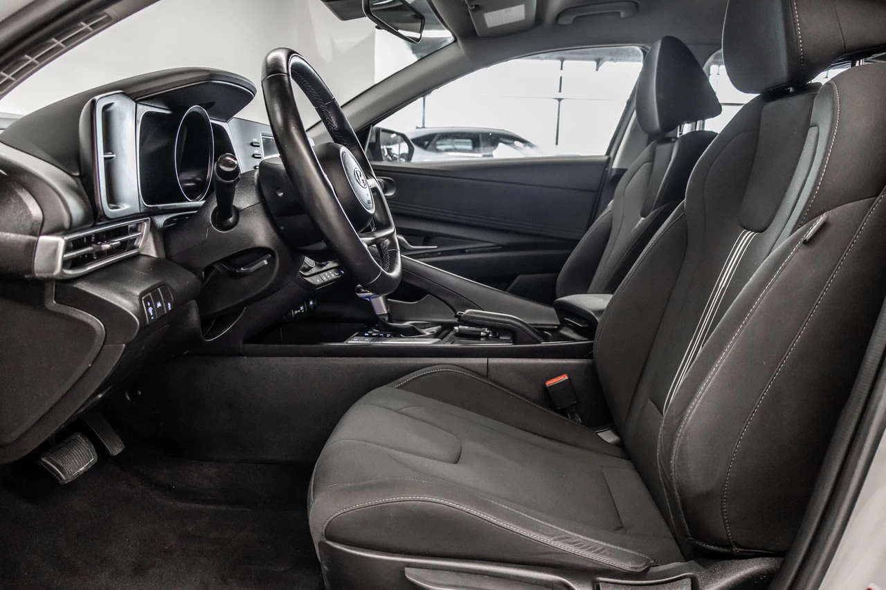 2023 Hyundai Elantra Preferred Main Image