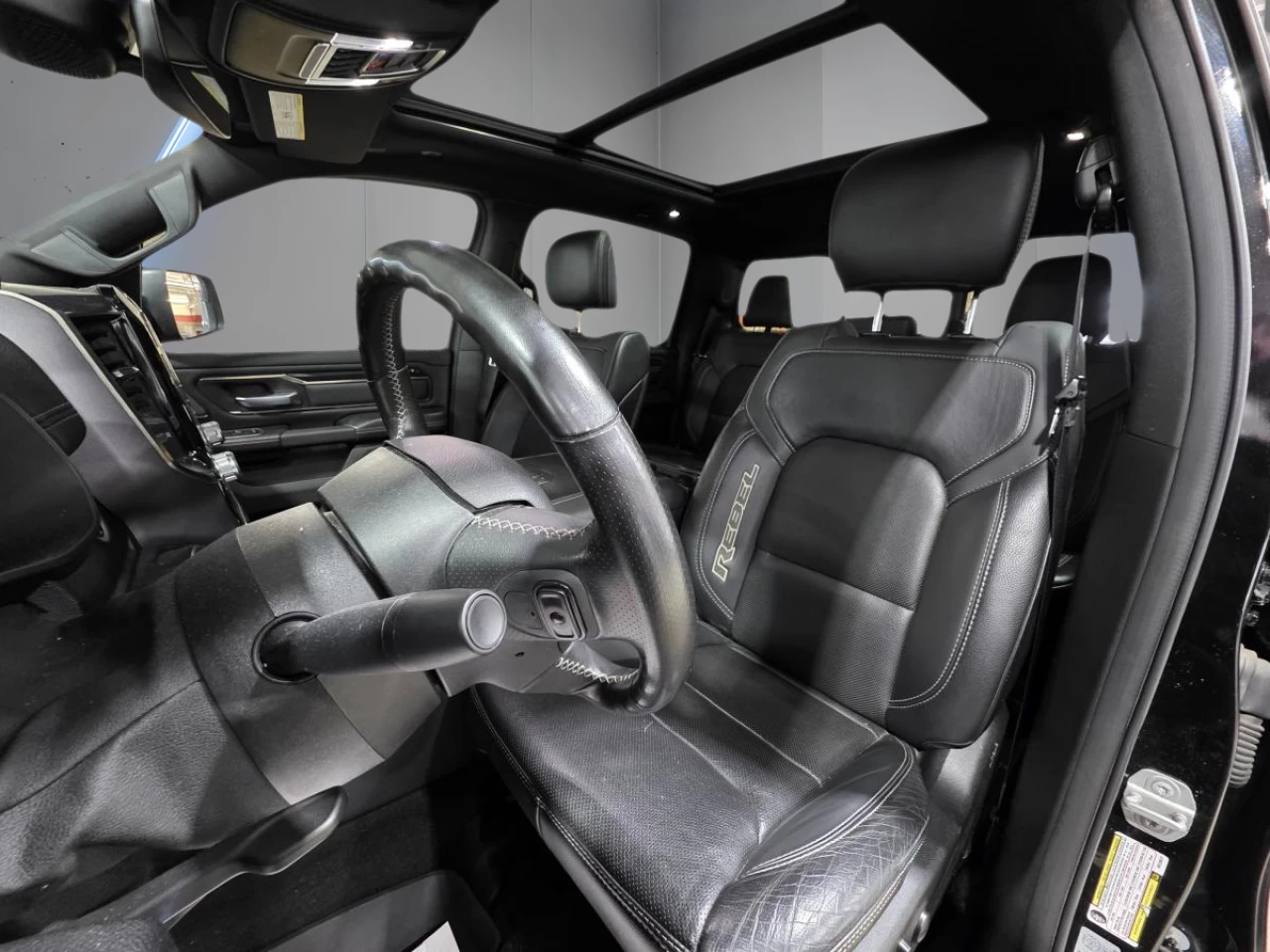 2022 RAM 1500 Rebel 4x4 Crew Cab 5'7" Box Image principale
