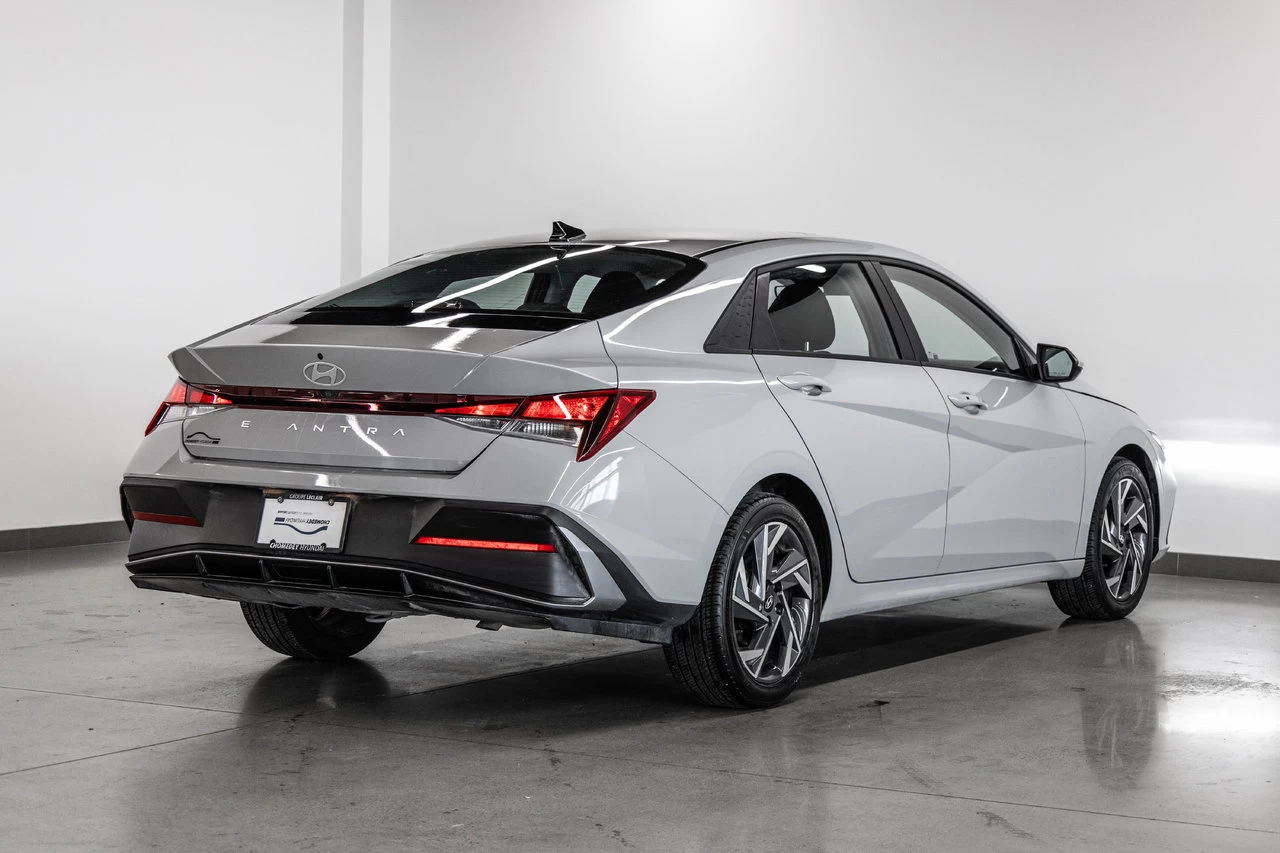 2024 Hyundai Elantra Preferred Tech Image principale