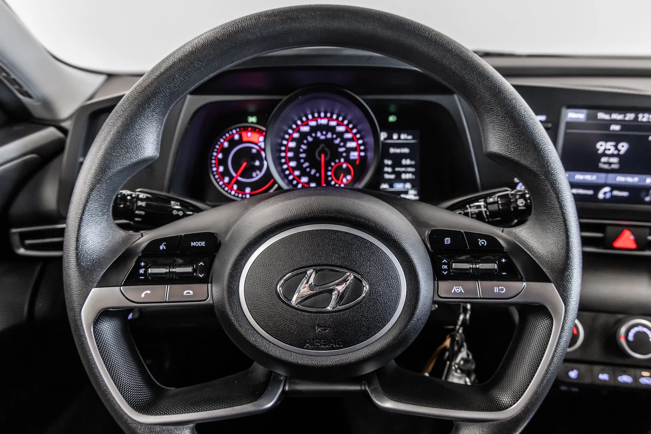 2023 Hyundai Elantra Essential Main Image