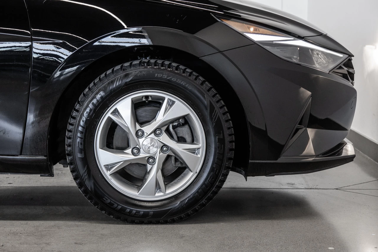 2023 Hyundai Elantra Essential Main Image