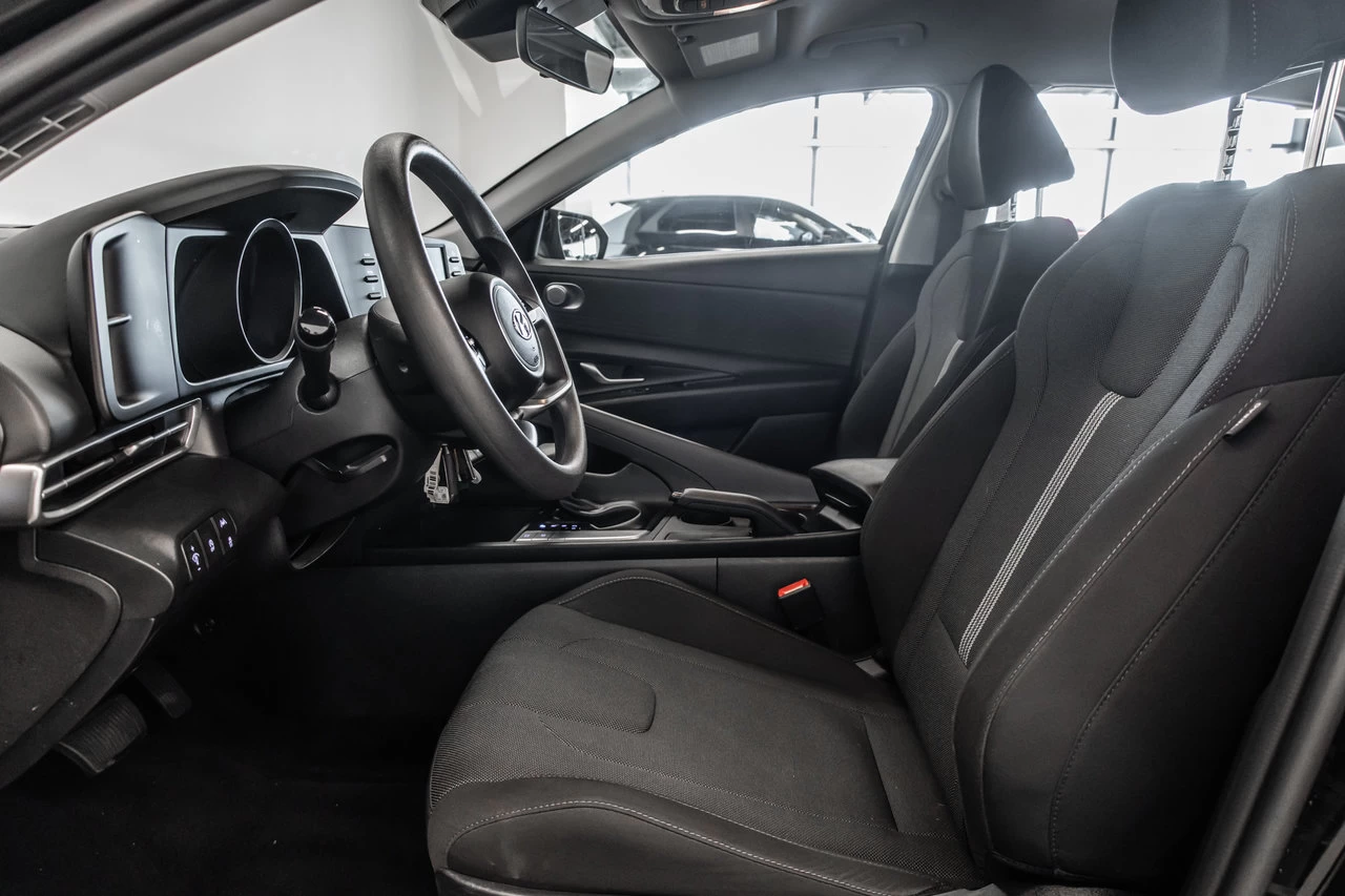 2023 Hyundai Elantra Essential Main Image
