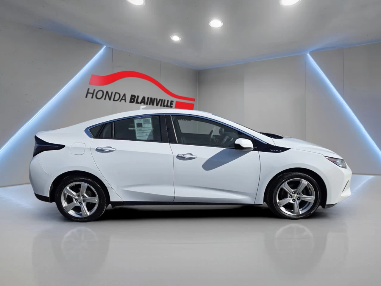 2017 Chevrolet Volt Hatchback LT Main Image