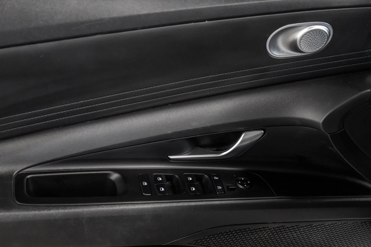 2022 Hyundai Elantra Essential Main Image